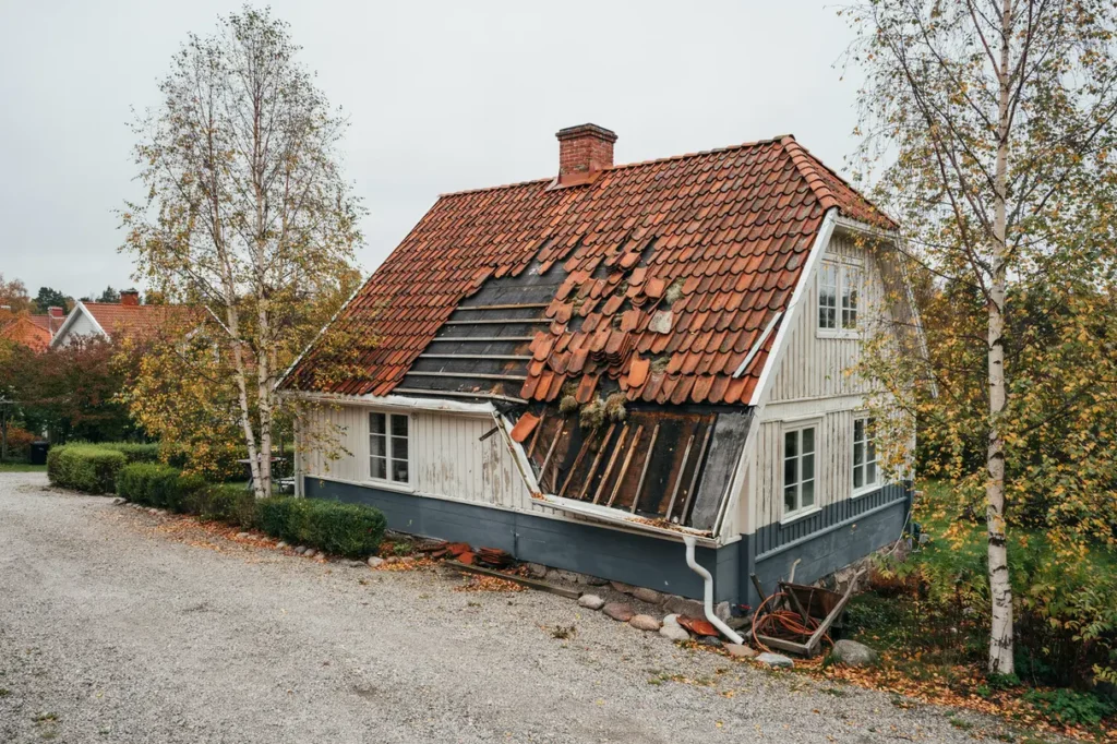 l ckande tegeltak med d lig l kt n r beh vs takbyte
